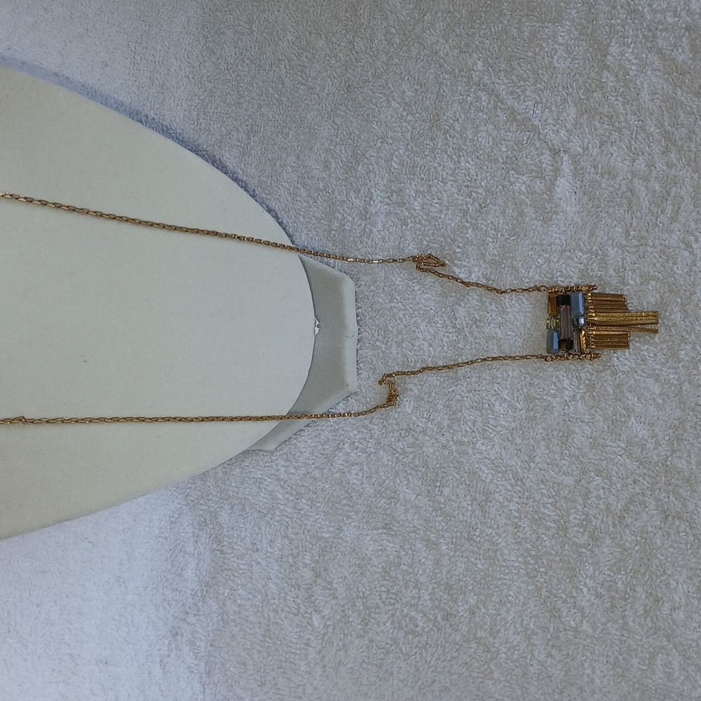 Elegant Gold Necklace with Pendant